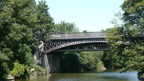 Кливлендский мост в Бате в Англии Кливлендский мост в Бате в Англии