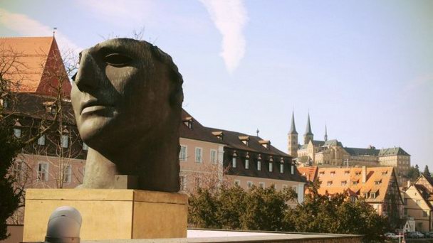 Памятник Баба без мозгов в Баварии