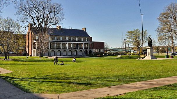 Площадь офицеров в Фредериктоне в Нью-Брансуике