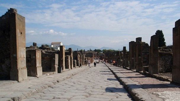 Улица Изобилия Виа дель Аббонданца в Кампании Улица Изобилия Виа дель Аббонданца в Кампании