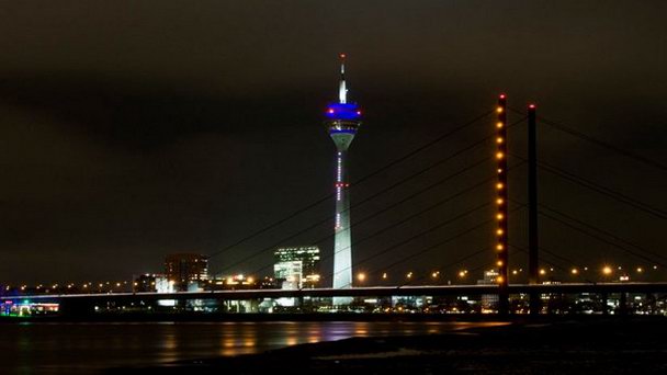 Башня Rheinturm в Дюссельдорфе Башня Rheinturm в Дюссельдорфе
