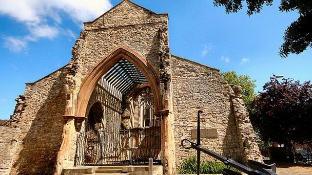 Церковь Холируд в Англии