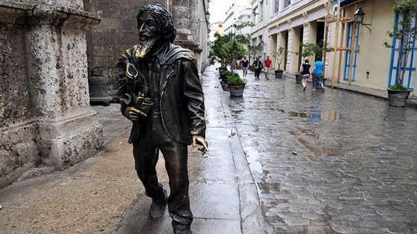 Памятник городскому сумасшедшему в Гаване