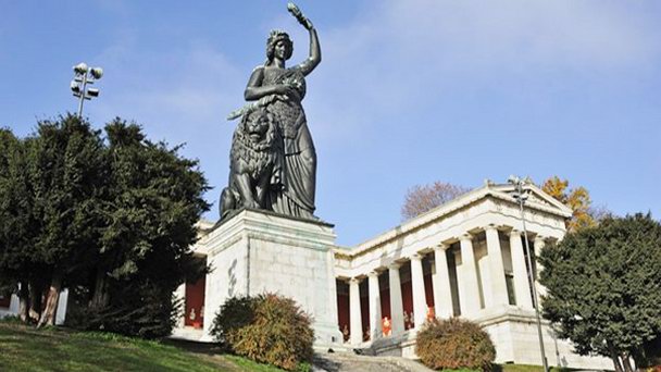 Статуя Бавария в Мюнхене