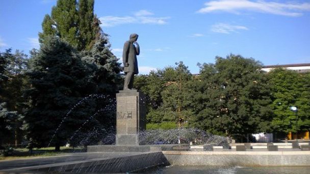 Памятник Чокану Валиханову в Алматы