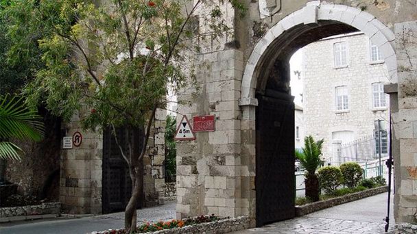 Ворота Южного порта на Гибралтаре Ворота Южного порта на Гибралтаре