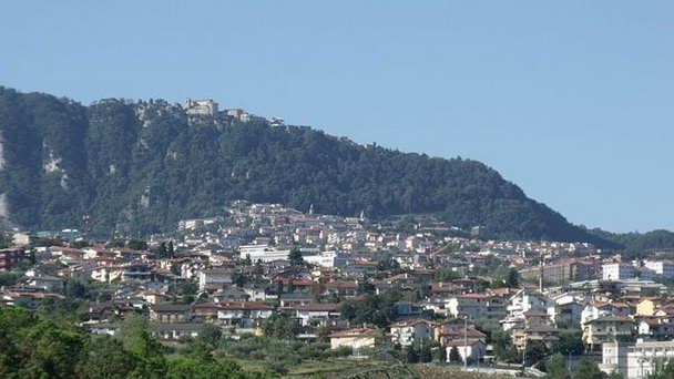 Город-замок Доманьяно в Сан-Марино Город-замок Доманьяно в Сан-Марино