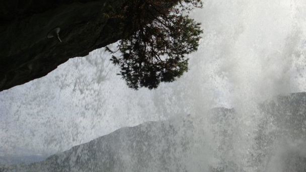 Водопад Стейндальсфоссен в Регионе Фьордов