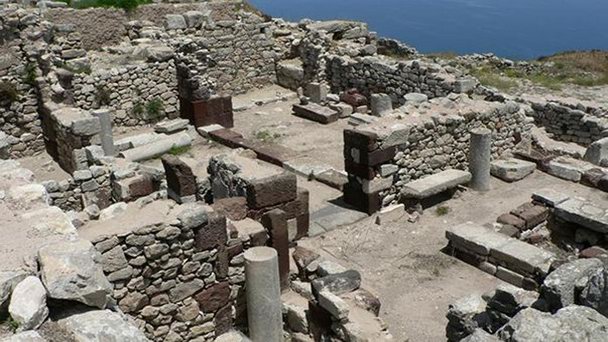 Руины Древней Тиры на Санторини Руины Древней Тиры на Санторини