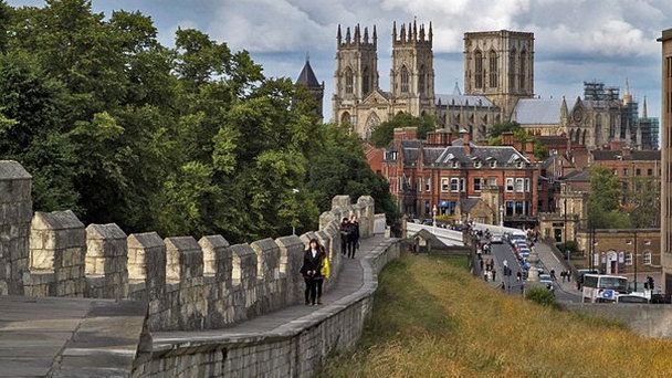 Городские стены Йорка в Англии