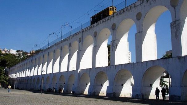 Арка-акведук Кариока Лапа в Рио-де-Жанейро