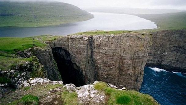 Озеро Сорвагсватн на Фарерских о-вах Озеро Сорвагсватн на Фарерских о-вах