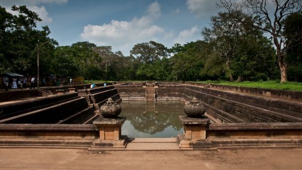 Бассейны-близнецы Кутам Покуна в Анурадхапуре