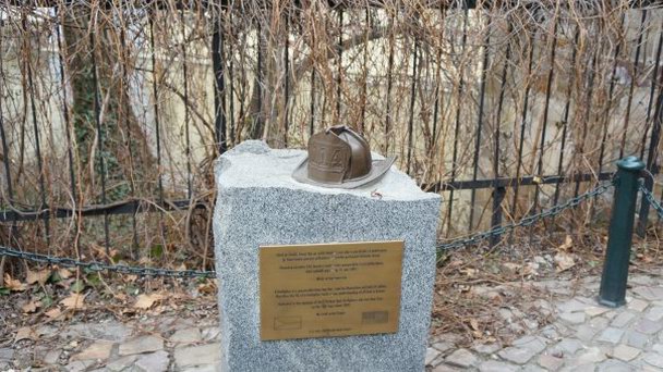 Памятник пожарным в Праге Памятник пожарным в Праге