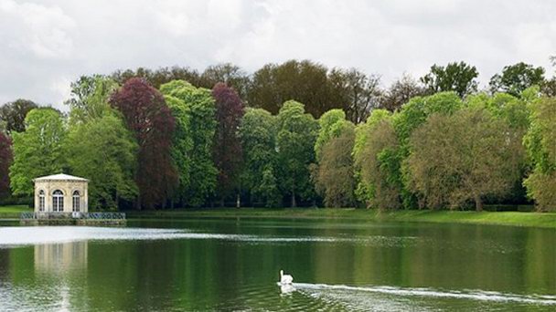 Парк дворца Фонтенбло в Париже