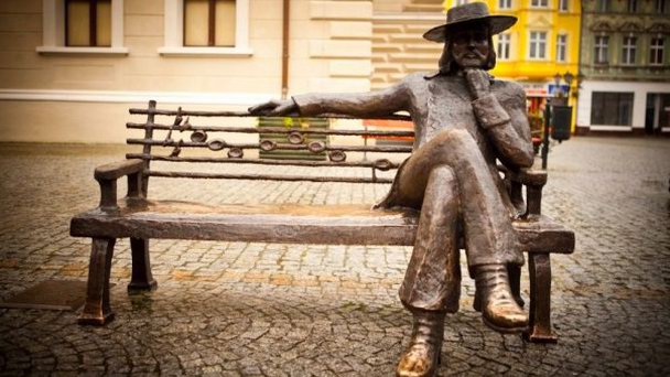 Памятник-лавочка Чеслава Немена в Люблинском воеводстве