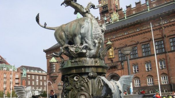 Фонтан у ратуши «Бык раздирающий дракона» в Копенгагене Фонтан у ратуши «Бык раздирающий дракона» в Копенгагене