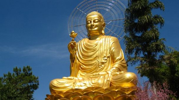 Бронзовая статуя Будды Шакьямуни в Далате