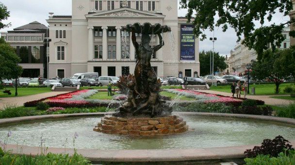 Фонтан в парке Бастейкалнс в Риге Фонтан в парке Бастейкалнс в Риге