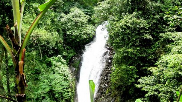 Водопад Секумпул на Бали