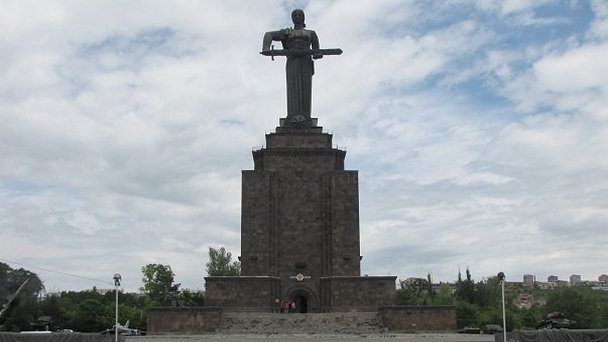 Монумент Мать-Армения в Ереване