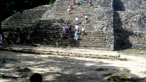 Пирамида «Нооч Муль» в Коба на п-ове Юкатан Пирамида «Нооч Муль» в Коба на п-ове Юкатан