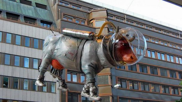 Скульптура Корова в скафандре в Стокгольме