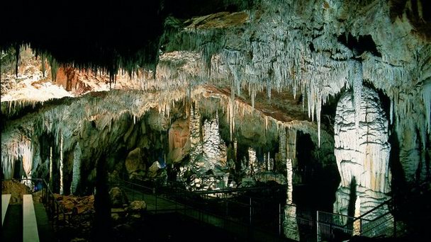 Сталактитовые гроты Грандес Каналетес в Лангедок-Руссильоне