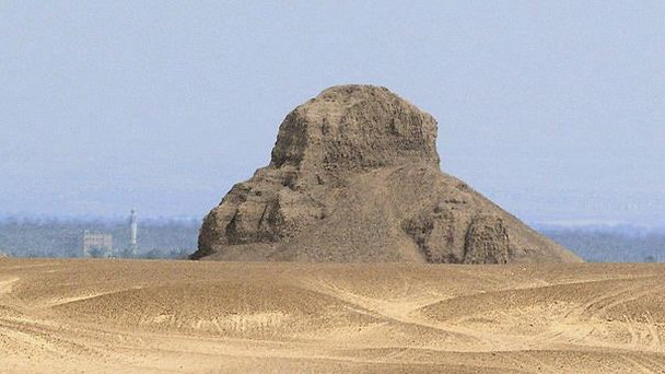 Темная пирамида Аменемхета Дахшуре в Каире