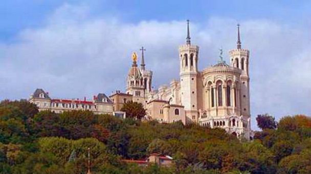 Холм Фурвьер и базилика Нотр-Дам де Фурвьер в Рона-Альпах