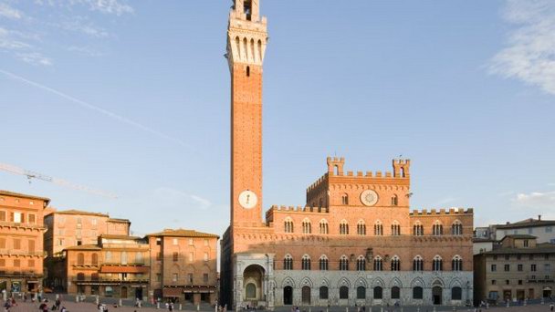 Сиена. Пьяцца дель Кампо. Общественный дворец и колокольня Манджия в Тоскане