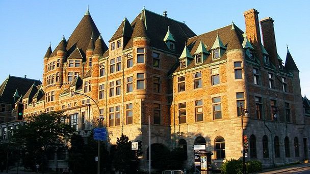 Здание Жака Виже в Монреале