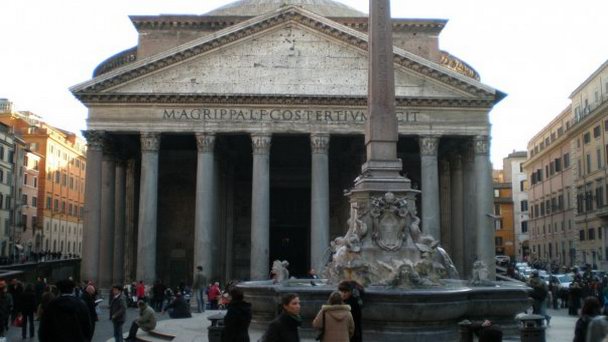 Фонтан Пантеона в Риме