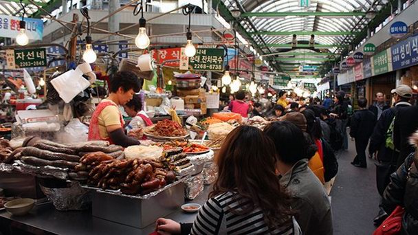 Рынок Dongdaemun в Сеуле Рынок Dongdaemun в Сеуле