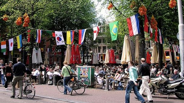 Площадь Лейдсеплейн в Амстердаме Площадь Лейдсеплейн в Амстердаме