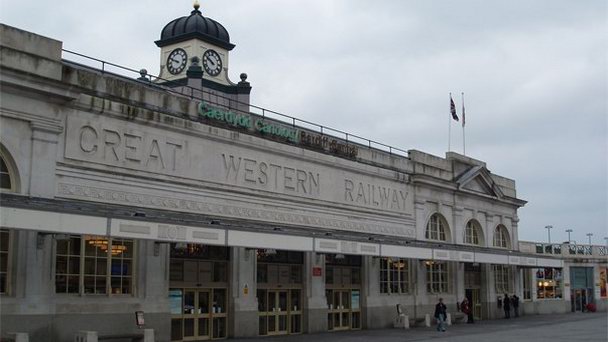 Центральный железнодорожный вокзал Кардиффа в Уэльсе