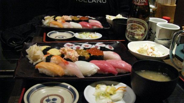 Суши бар на Сибуя в Токио Суши бар на Сибуя в Токио