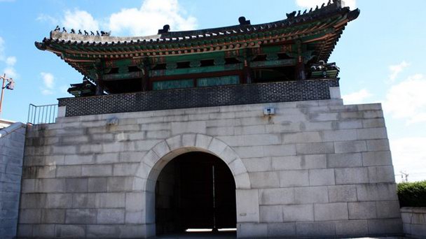 Северо-Восточные ворота Hyehwamun в Сеуле Северо-Восточные ворота Hyehwamun в Сеуле