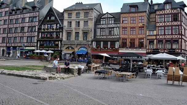 Площадь Старого рынка (Вье-Марше) в Нормандии