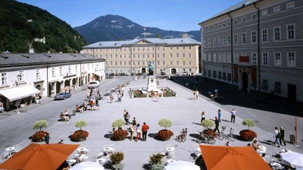 Площадь Моцарта в Зальцбурге Площадь Моцарта в Зальцбурге