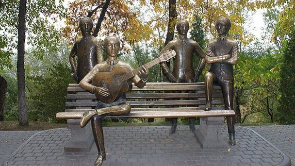 Памятник The Beatles в Алматы Памятник The Beatles в Алматы