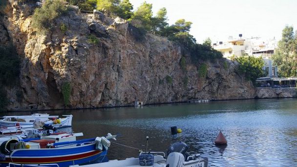 Пресноводное озеро Вулизмени на Острове Крит