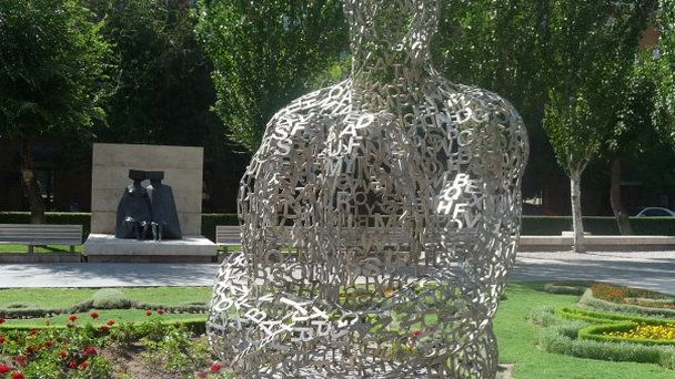 Скульптура «Человек из букв» в Ереване