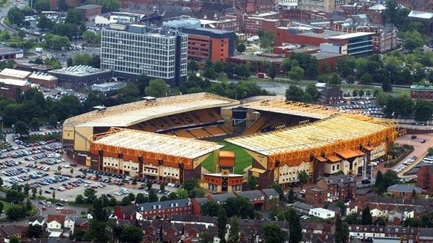 Стадион Молинью в Англии