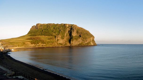 Пик Сонсан Инчхульбон на Чечжу Пик Сонсан Инчхульбон на Чечжу