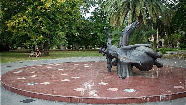 Памятник махаджирам в Сухуми