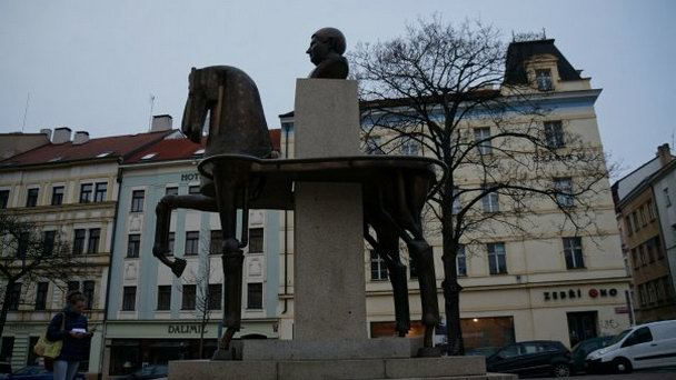 Памятник Ярославу Гашеку в Праге