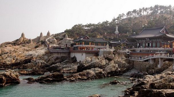 Буддийский храм Хэдон Ёнгунгунса в Пусане Буддийский храм Хэдон Ёнгунгунса в Пусане