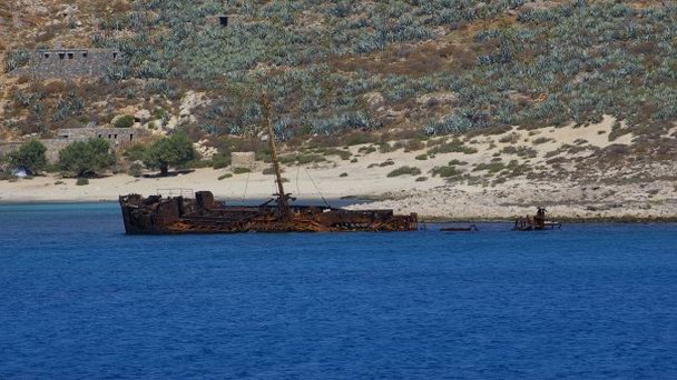 Полузатопленный корабль около острова Имери Грамвуса на Острове Крит