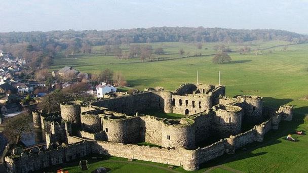 Замок Бомарис в Уэльсе Замок Бомарис в Уэльсе